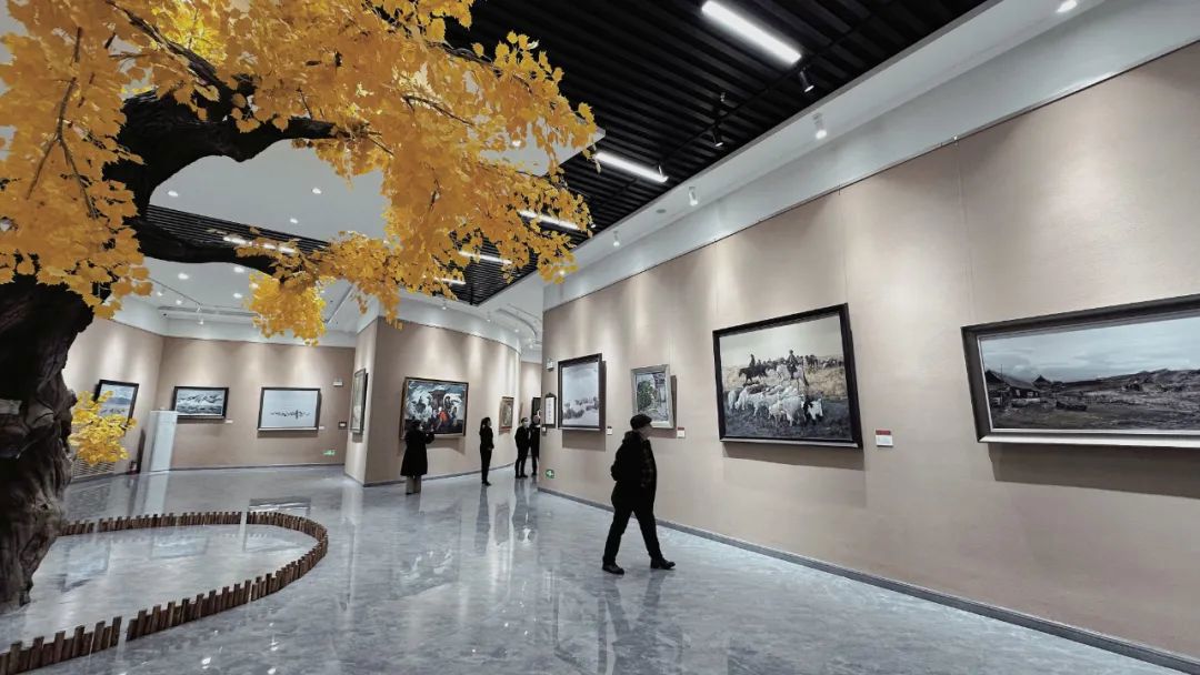 塔城油畫展廳里的鄉(xiāng)土摯愛