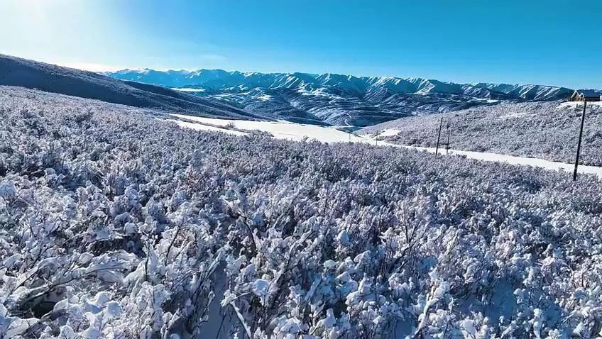 每日一景 | 互動海報：巴爾魯克山初雪：“銀山”遮不住，畢竟山水秀