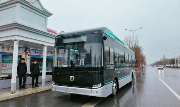 寒冬續(xù)航不再愁！塔城市首臺(tái)醇?xì)潆妱?dòng)客車(chē)試運(yùn)行，綠色出行添新動(dòng)能